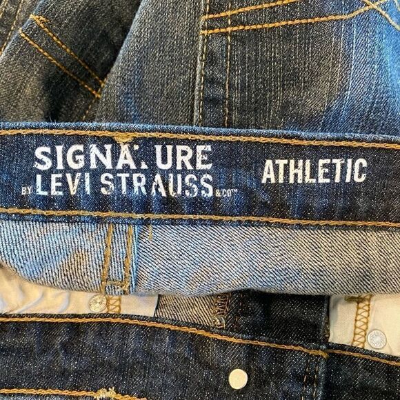 Levi’s Signature Men’s 32” Athletic Fit Blue Denim Whiskering Front Faded Jeans - Picture 5 of 6